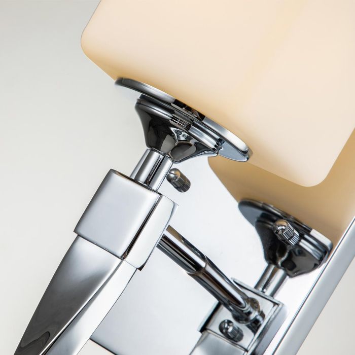 Marette 40cm Krom badrumslampa från Elstead Lighting - Marette v&auml;gglampa har en elegant tvistad arm i polerad krom och en lampsk&auml;rm i satinetserat opalglas.