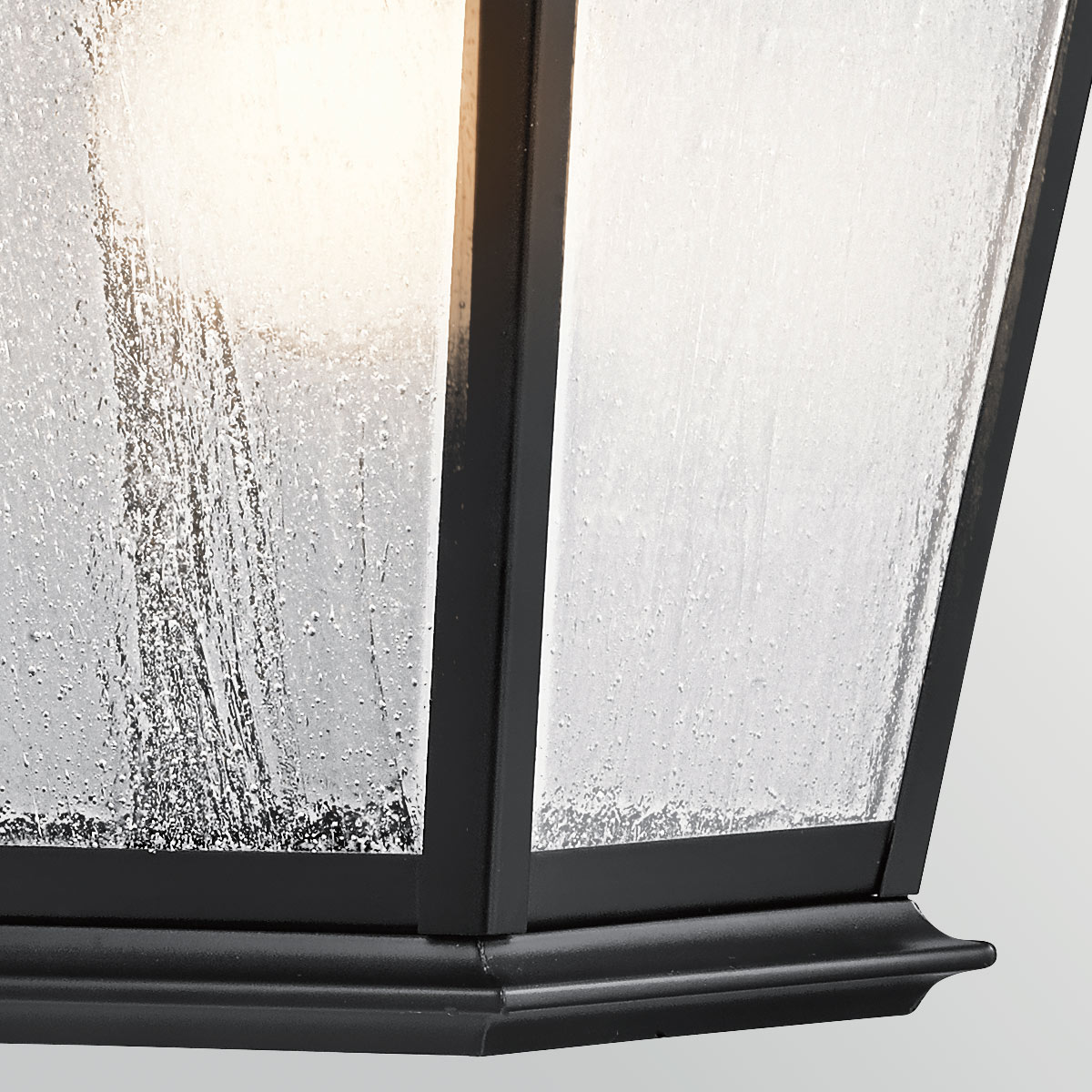 Mount Vernon Svart utelampa från Elstead Lighting - Armaturen &auml;r tillverkad i svart metall och kombineras med klarglas med en vackert oj&auml;mn struktur som ger lampan ett levande och karakt&auml;rsfullt uttryck.