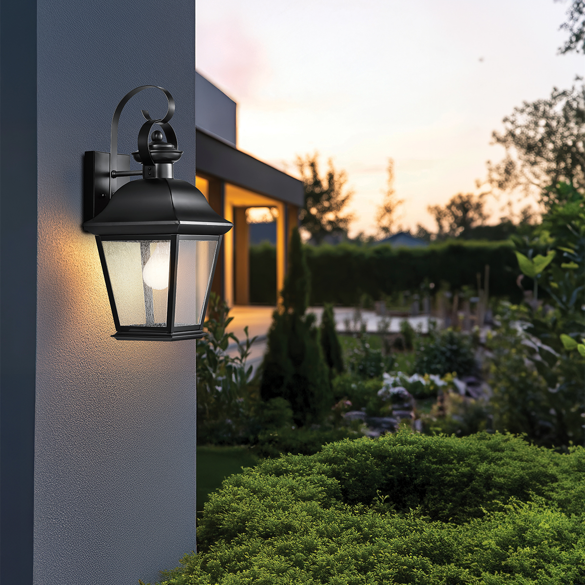 Mount Vernon Svart utelampa från Elstead Lighting - Armaturen &auml;r tillverkad i svart metall och kombineras med klarglas med en vackert oj&auml;mn struktur som ger lampan ett levande och karakt&auml;rsfullt uttryck.