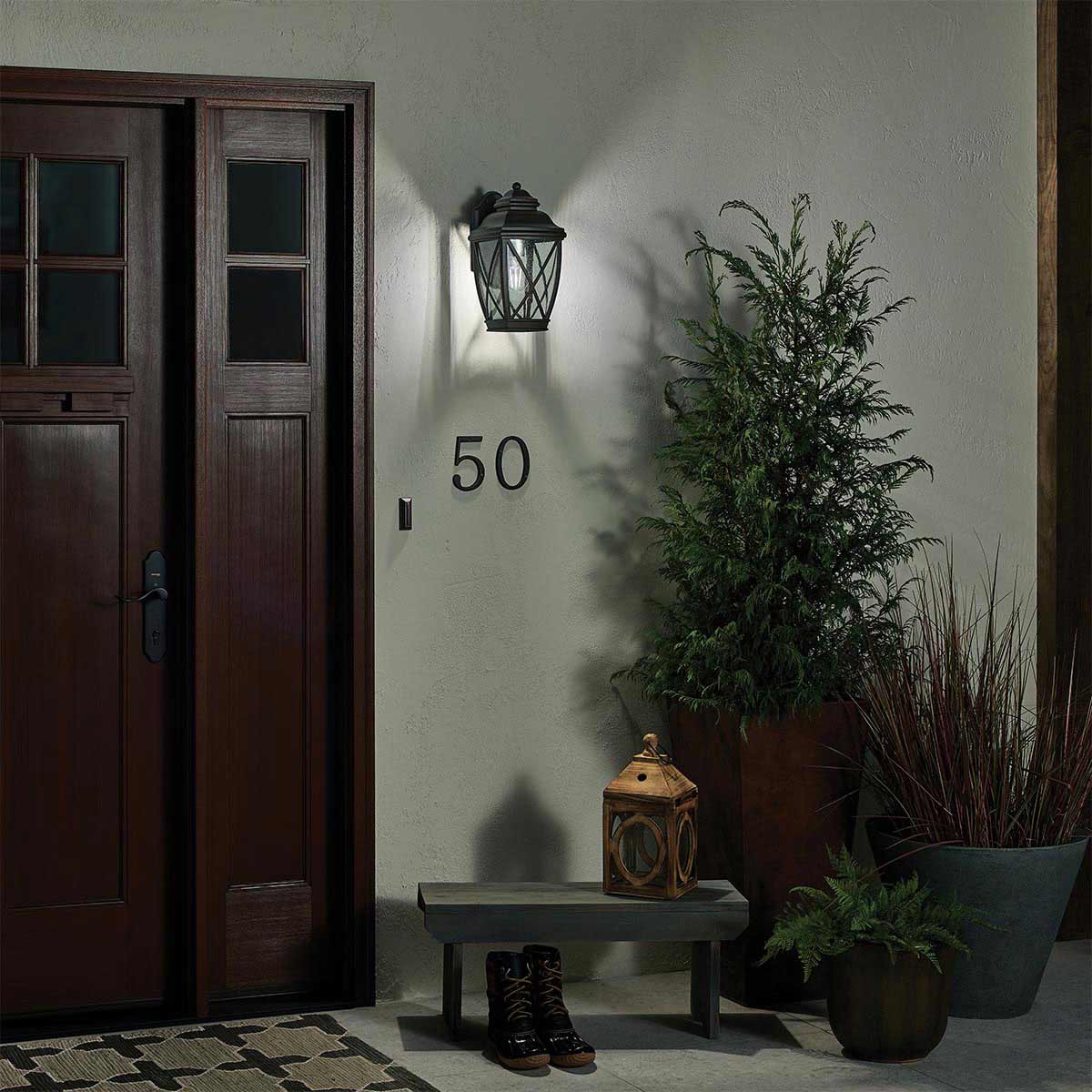 Tangier Antik brons utelampa från Elstead Lighting - Tillverkad i gjuten aluminium med en sk&auml;rm av strukturerat glas f&ouml;r en rustik touch.