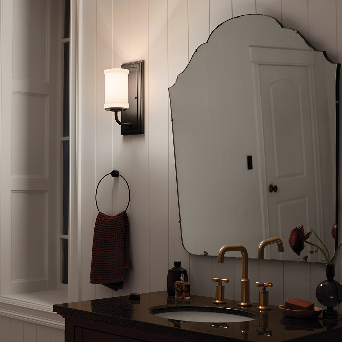 Vetivene 30cm Svart badrumslampa från Elstead Lighting - Vetivene kan monteras med glaset riktat antingen upp&aring;t eller ned&aring;t, vilket ger flexibilitet och g&ouml;r den perfekt vid exempelvis badrumsspegeln.