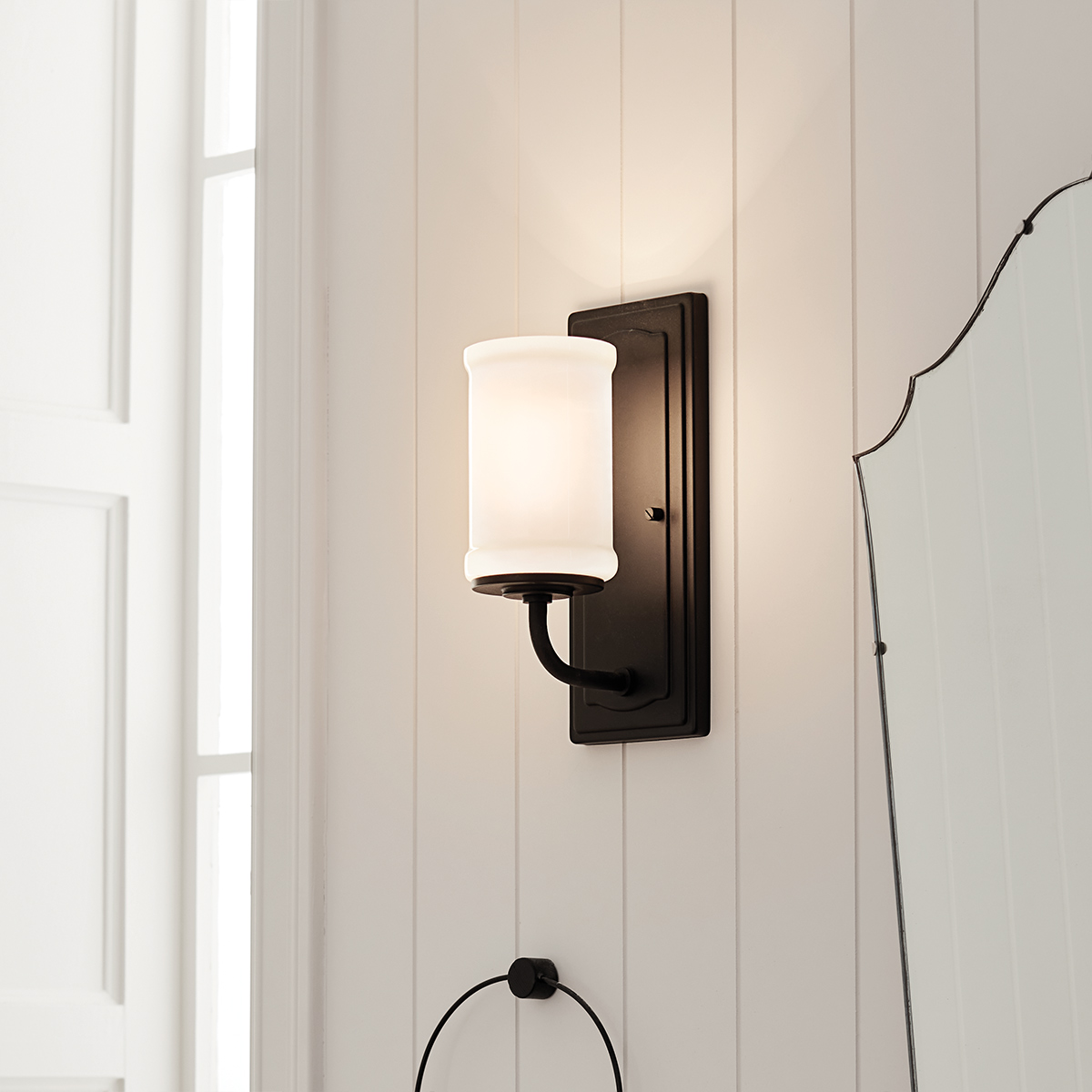 Vetivene 30cm Svart badrumslampa från Elstead Lighting - Vetivene kan monteras med glaset riktat antingen upp&aring;t eller ned&aring;t, vilket ger flexibilitet och g&ouml;r den perfekt vid exempelvis badrumsspegeln.