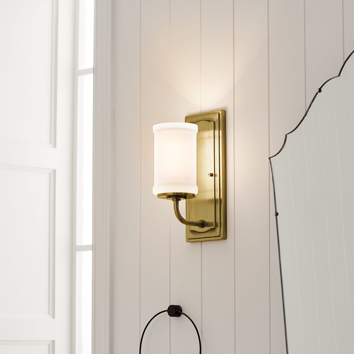 Vetivene 30cm Mässing badrumslampa från Elstead Lighting - Vetivene kan monteras med glaset riktat antingen upp&aring;t eller ned&aring;t, vilket ger flexibilitet och g&ouml;r den perfekt vid exempelvis badrumsspegeln.