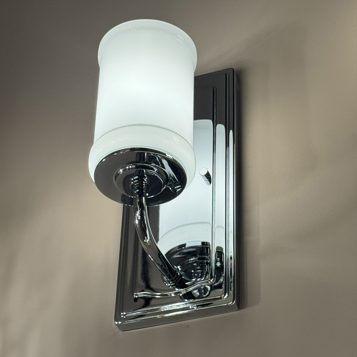 Vetivene 30cm Krom badrumslampa från Elstead Lighting - Stommen i st&aring;l med blank kromfinish skapar ett exklusivt uttryck, medan det cylindriska opalglaset sprider ett mjukt och behagligt ljus.