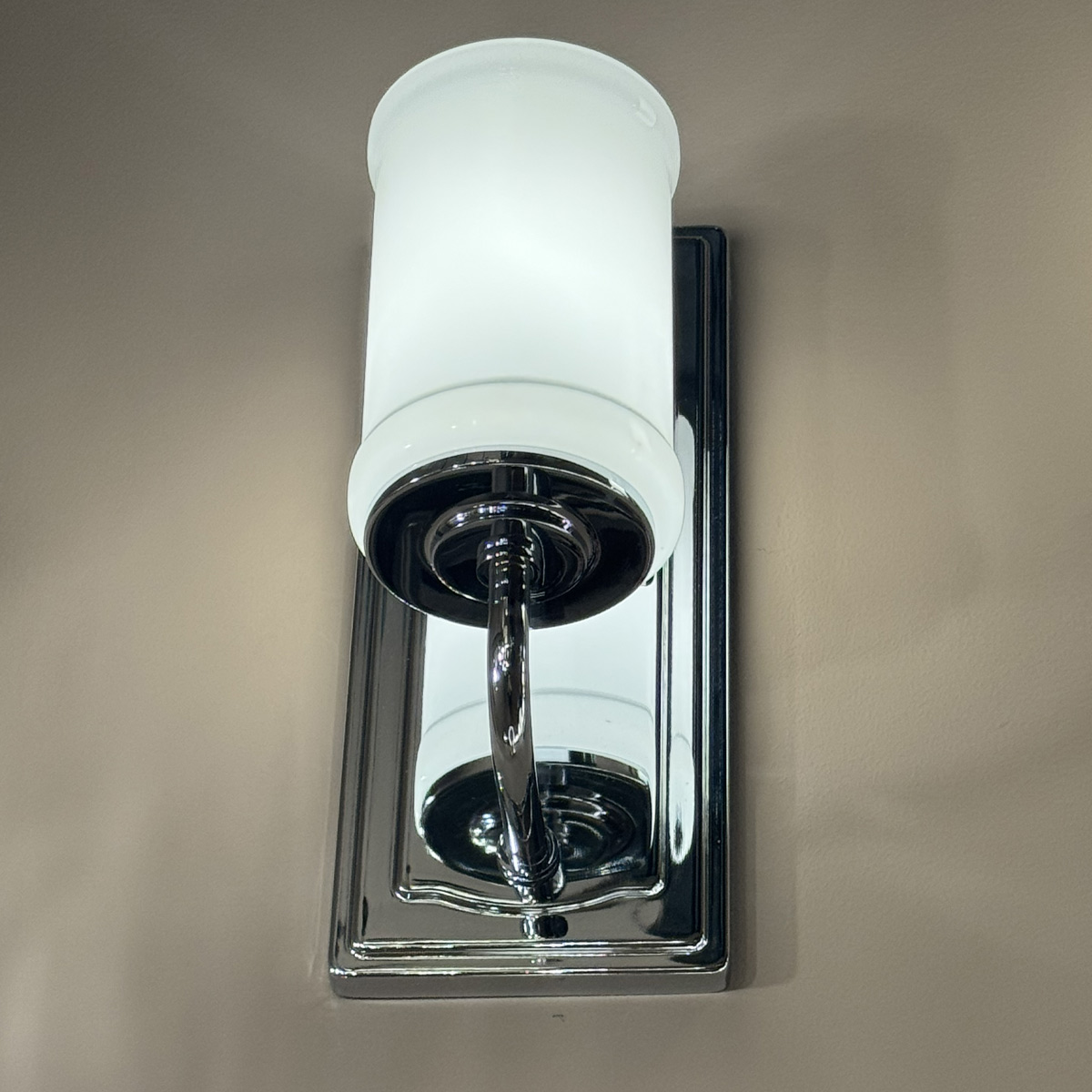 Vetivene 30cm Krom badrumslampa från Elstead Lighting - Stommen i st&aring;l med blank kromfinish skapar ett exklusivt uttryck, medan det cylindriska opalglaset sprider ett mjukt och behagligt ljus.