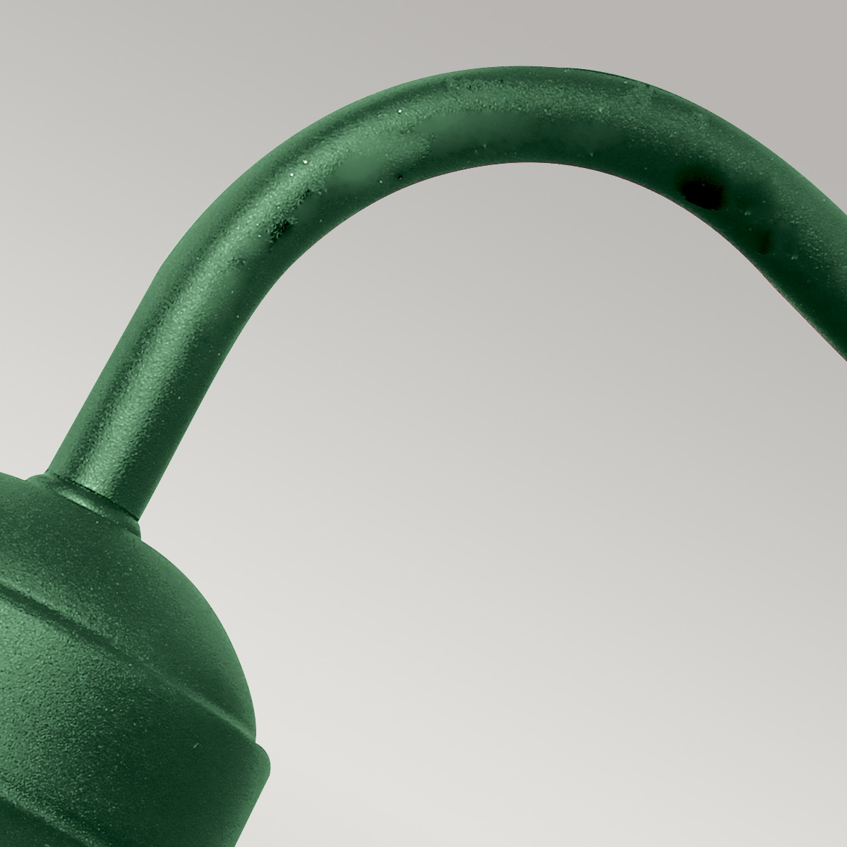 Klampenborg Ø28 Grön utelampa från Elstead Lighting - Lampan har IP44-klassning och levereras med en imponerande 15-&aring;rs garanti, vilket g&ouml;r den b&aring;de praktisk och l&aring;nglivad.