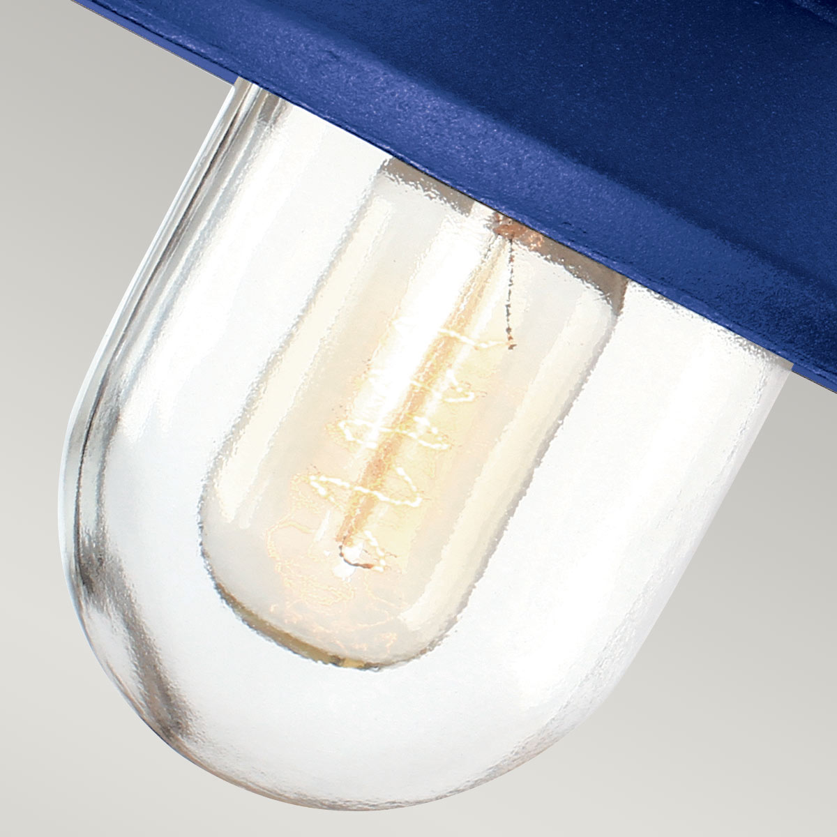 Klampenborg Ø28 Marinblå utelampa från Elstead Lighting - Tillverkad av rostfritt st&aring;l i marinbl&aring; finish och glas, erbjuder den en robust konstruktion som st&aring;r emot v&auml;der och vind.