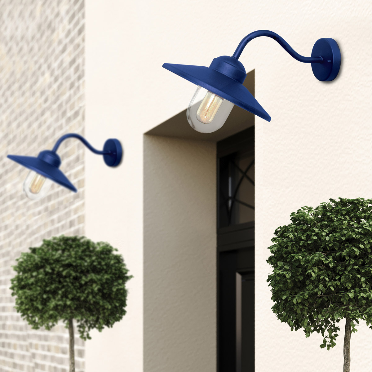 Klampenborg Ø28 Marinblå utelampa från Elstead Lighting - Tillverkad av rostfritt st&aring;l i marinbl&aring; finish och glas, erbjuder den en robust konstruktion som st&aring;r emot v&auml;der och vind.