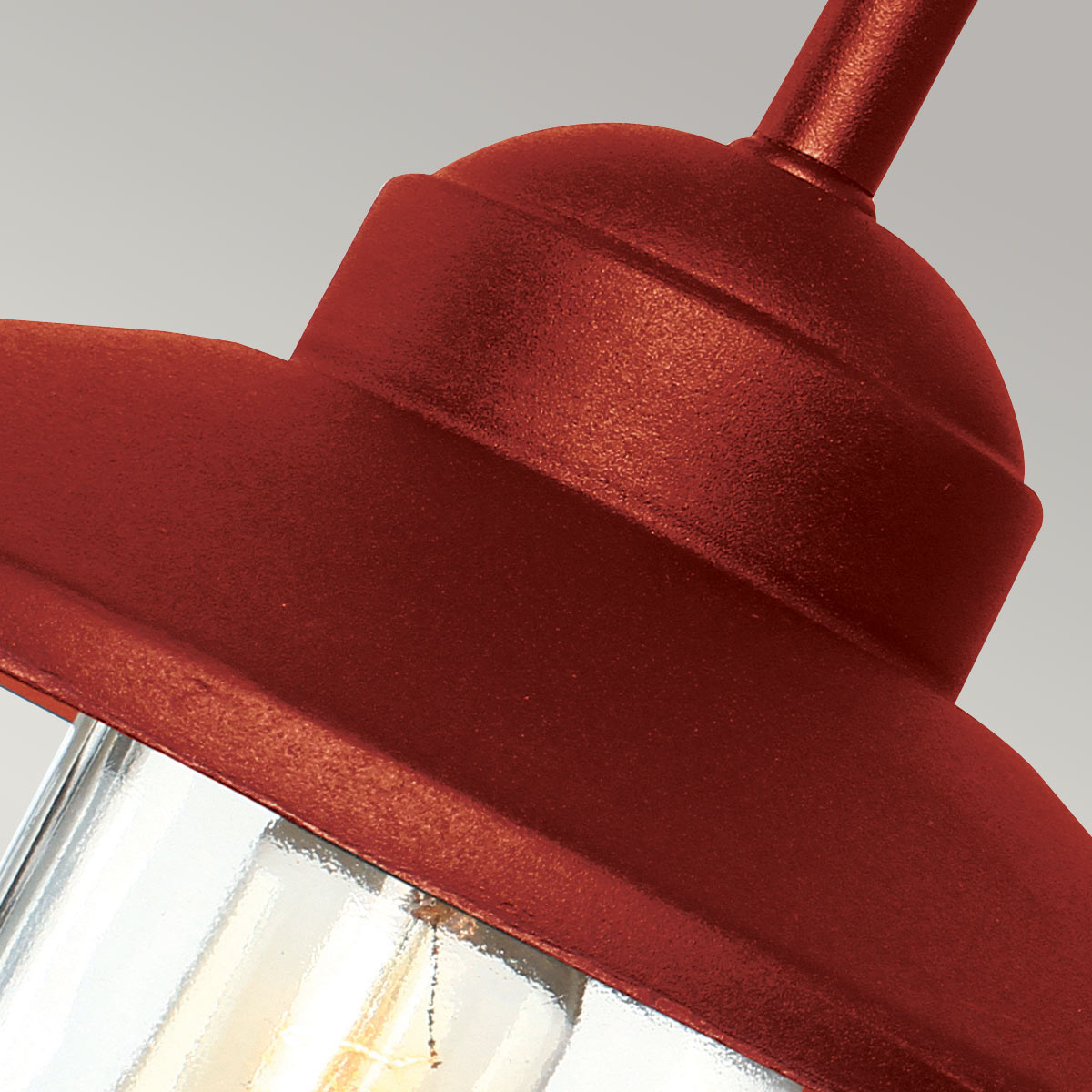 Klampenborg Ø28 Röd utelampa från Elstead Lighting - Tillverkad av rostfritt st&aring;l i oxid r&ouml;d finish och glas, erbjuder den en robust konstruktion som st&aring;r emot v&auml;der och vind.