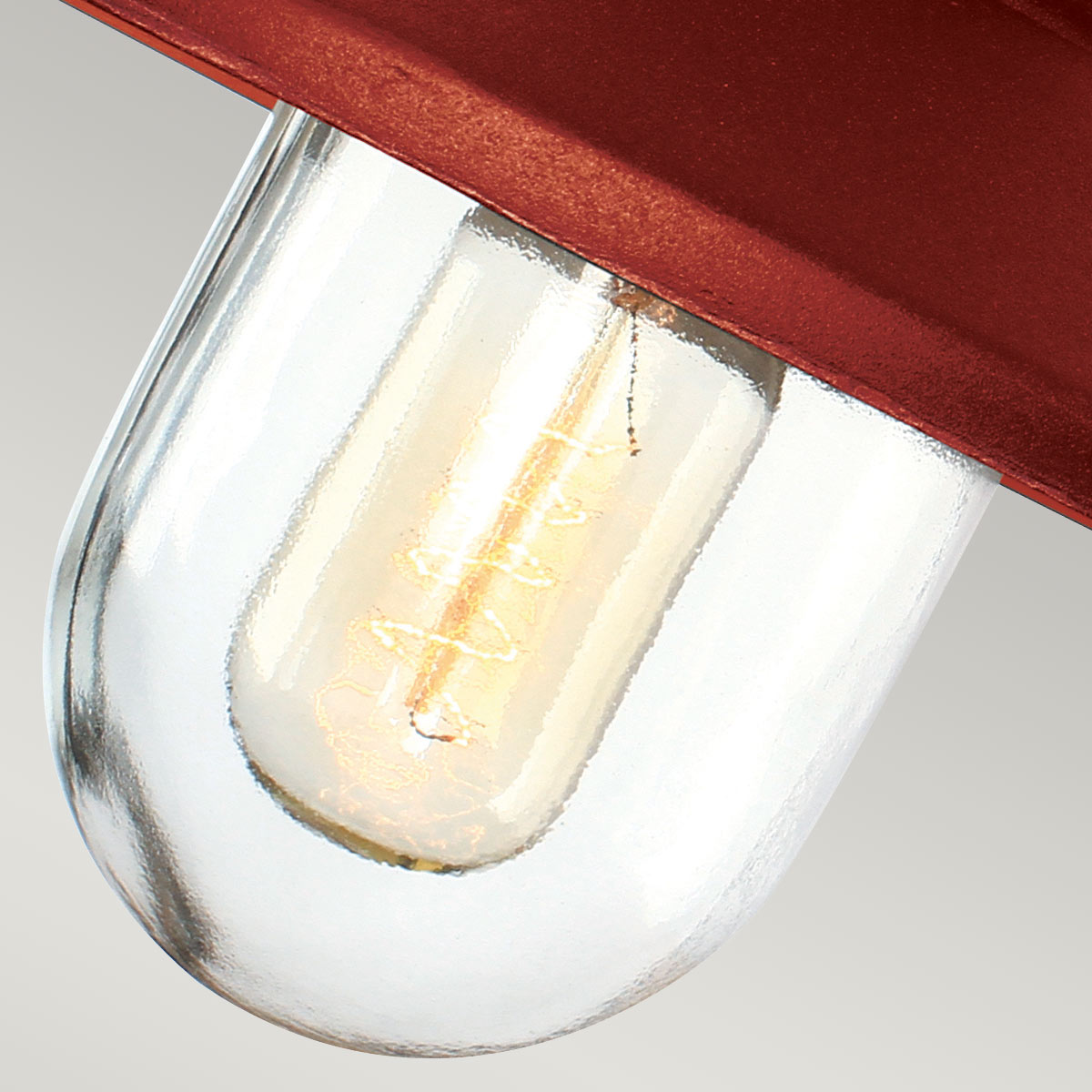 Klampenborg Ø28 Röd utelampa från Elstead Lighting - Tillverkad av rostfritt st&aring;l i oxid r&ouml;d finish och glas, erbjuder den en robust konstruktion som st&aring;r emot v&auml;der och vind.