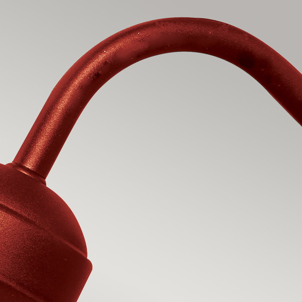 Klampenborg Ø28 Röd utelampa från Elstead Lighting - Tillverkad av rostfritt st&aring;l i oxid r&ouml;d finish och glas, erbjuder den en robust konstruktion som st&aring;r emot v&auml;der och vind.