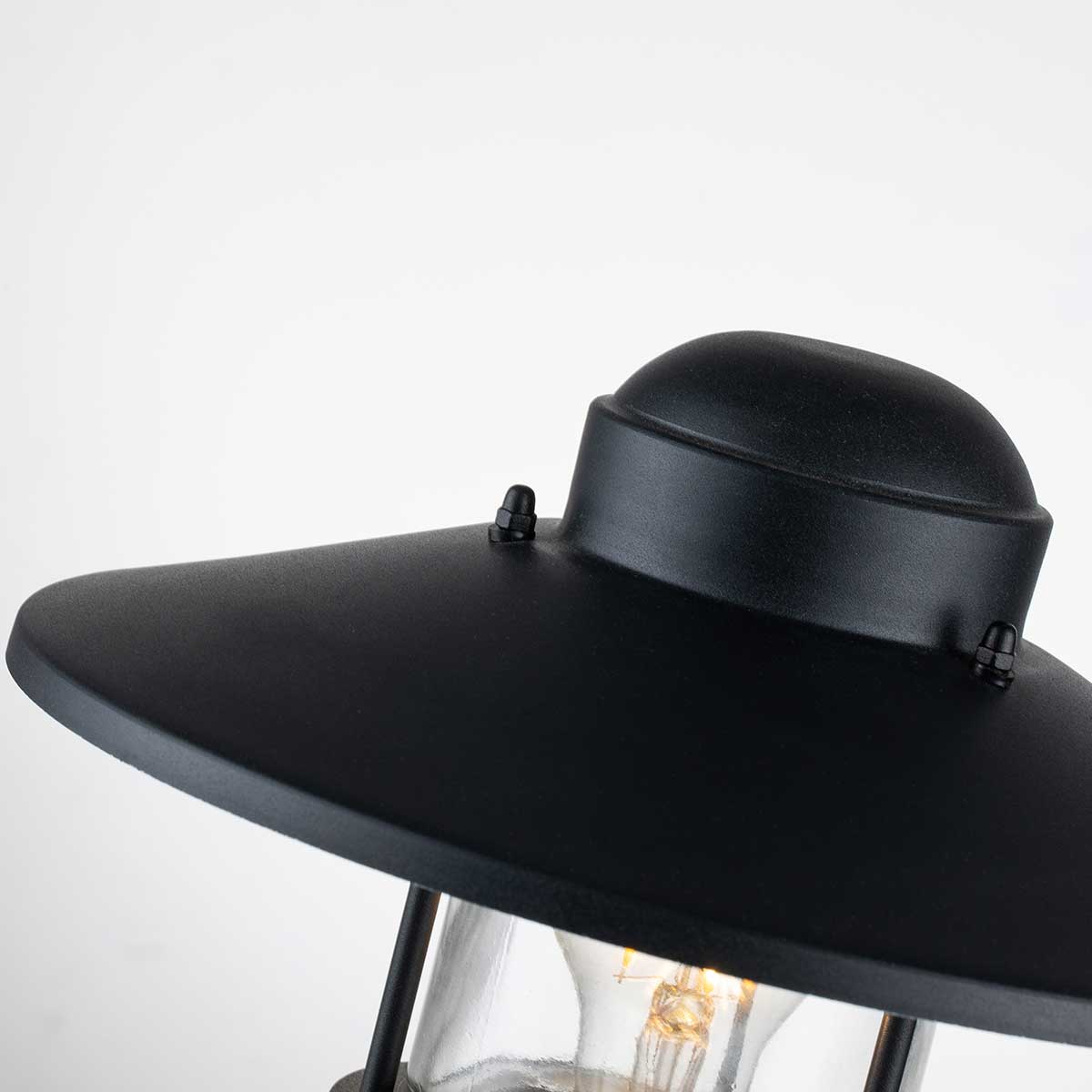 Klampenborg 32cm Svart från Elstead Lighting - Tillverkad av rostfritt st&aring;l i svart finish och glas, erbjuder den en robust konstruktion som st&aring;r emot v&auml;der och vind.