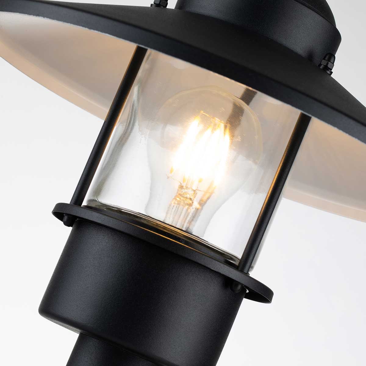 Klampenborg 32cm Svart från Elstead Lighting - Tillverkad av rostfritt st&aring;l i svart finish och glas, erbjuder den en robust konstruktion som st&aring;r emot v&auml;der och vind.