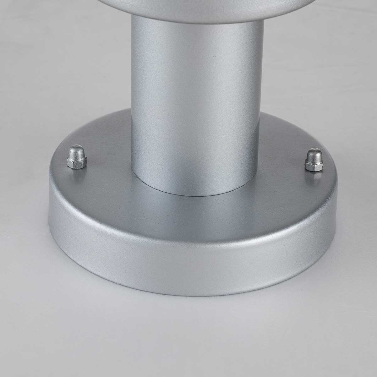 Klampenborg 32cm Silver från Elstead Lighting - Tillverkad av rostfritt st&aring;l i silverfinish och glas, erbjuder den en robust konstruktion som st&aring;r emot v&auml;der och vind.