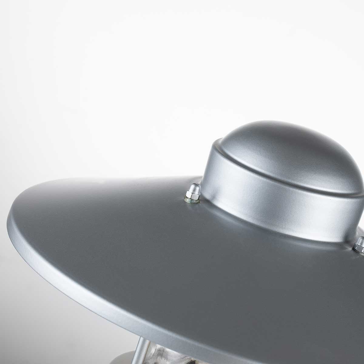 Klampenborg 32cm Silver från Elstead Lighting - Tillverkad av rostfritt st&aring;l i silverfinish och glas, erbjuder den en robust konstruktion som st&aring;r emot v&auml;der och vind.