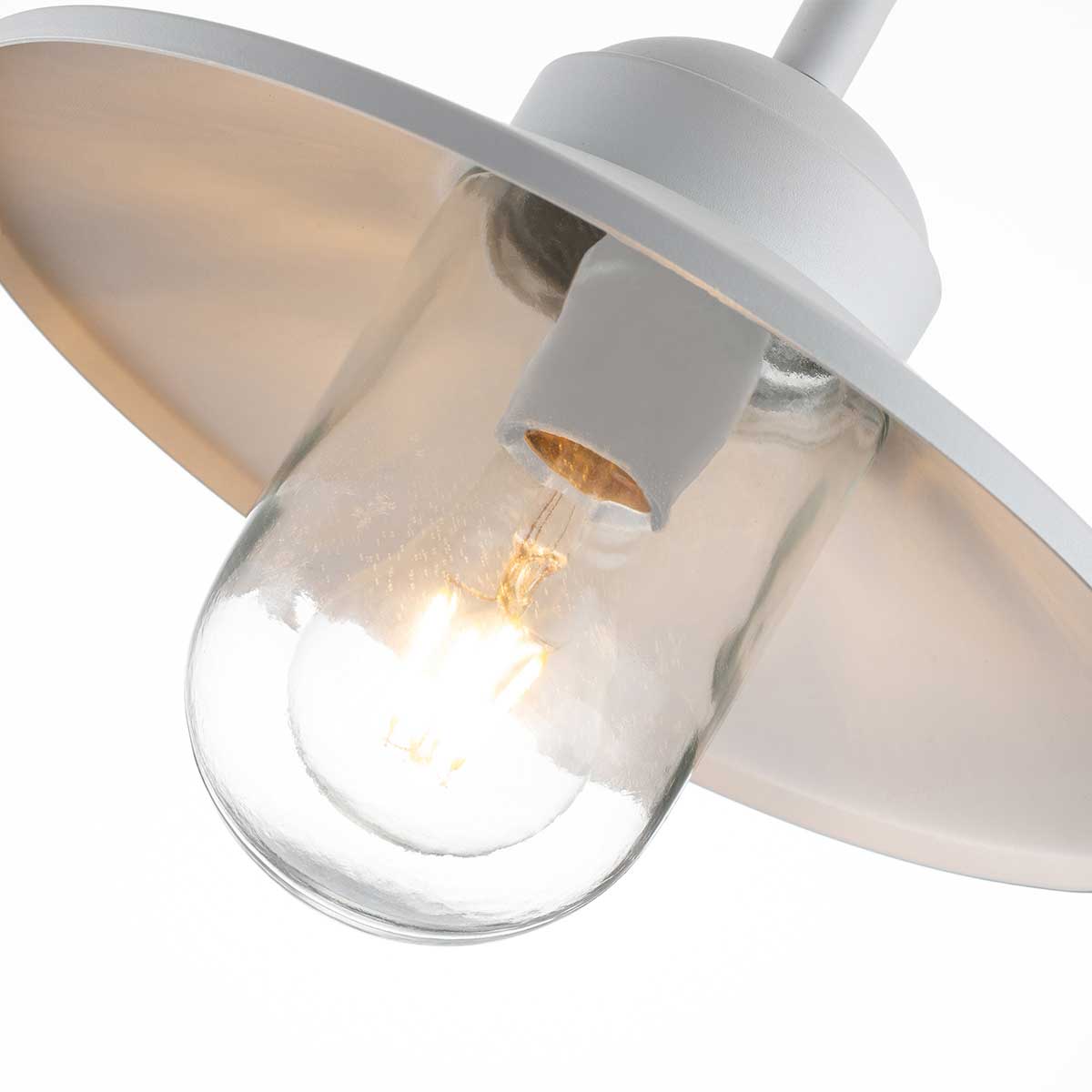 Klampenborg Ø28 Vit utelampa från Elstead Lighting - Lampan har IP44-klassning och levereras med en imponerande 15-&aring;rs garanti, vilket g&ouml;r den b&aring;de praktisk och l&aring;nglivad.