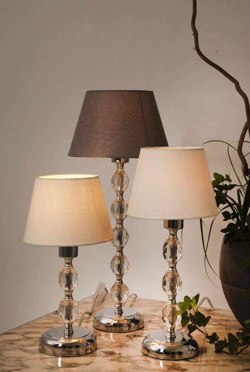 Johanna 34cm Krom bordslampa från Aneta Lighting - Johanna bordslampa av kromad metall med klara akrylbollar skapar en elegans.