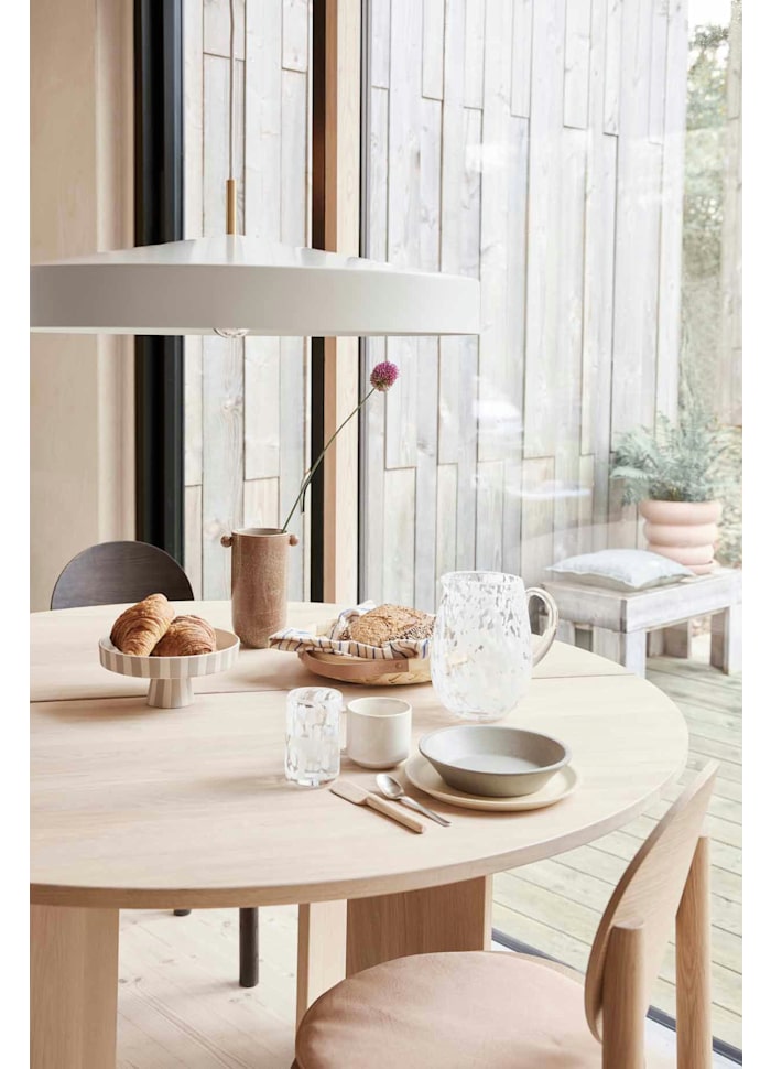 Hatto Ø65 Vit taklampa från OYOY - Hatto pendel i vitt har en stilren design med matt finish, eleganta m&auml;ssingsdetaljer och textilsladd.