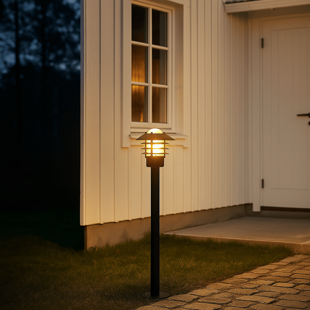 Ystad 100cm Svart pollare från Nordic Lighting - Ystad &auml;r en klassisk pollare i svart rostfritt st&aring;l med inslag av klart glas.
