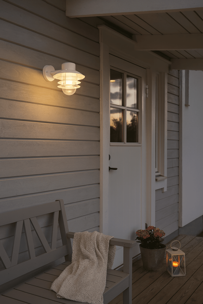 Ystad Vit utelampa från Nordic Lighting - Ystad v&auml;gglampa &auml;r en klassisk och stilren utomhuslampa i rostfritt st&aring;l med klart glas.
