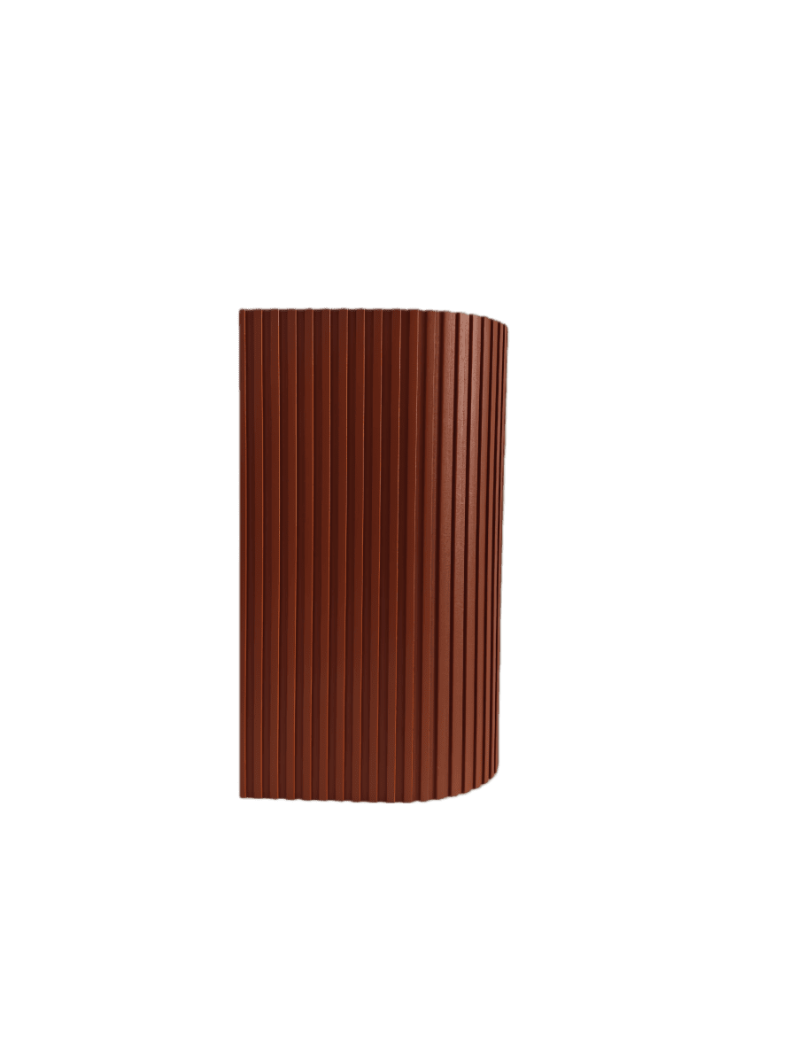 Freja Duo Rost utelampa från Lampan - Tillverkad av metall i en rost/orange finish med en dekorativ ribbad struktur som ger lampan ett levande och exklusivt utseende.