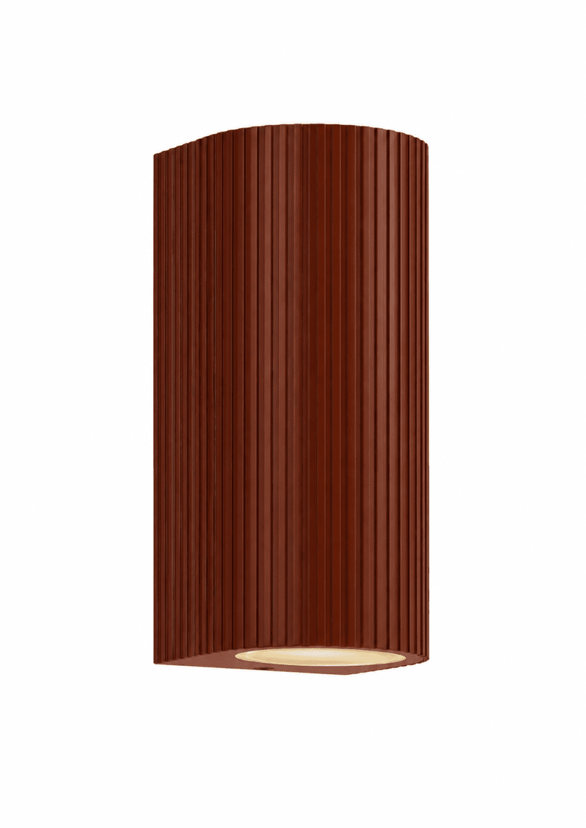 Freja Duo Rost utelampa från Lampan - Tillverkad av metall i en rost/orange finish med en dekorativ ribbad struktur som ger lampan ett levande och exklusivt utseende.