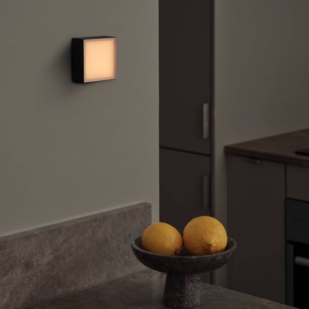 LAMP 1 - EU Svart från Avolt - Denna smidiga lilla lampa ansluts direkt i v&auml;gguttaget (230V) och passar perfekt som exempelvis nattlampa eller st&auml;mningsbelysning i hall, sovrum eller andra utrymmen d&auml;r du vill ha ett mjukt ljus.