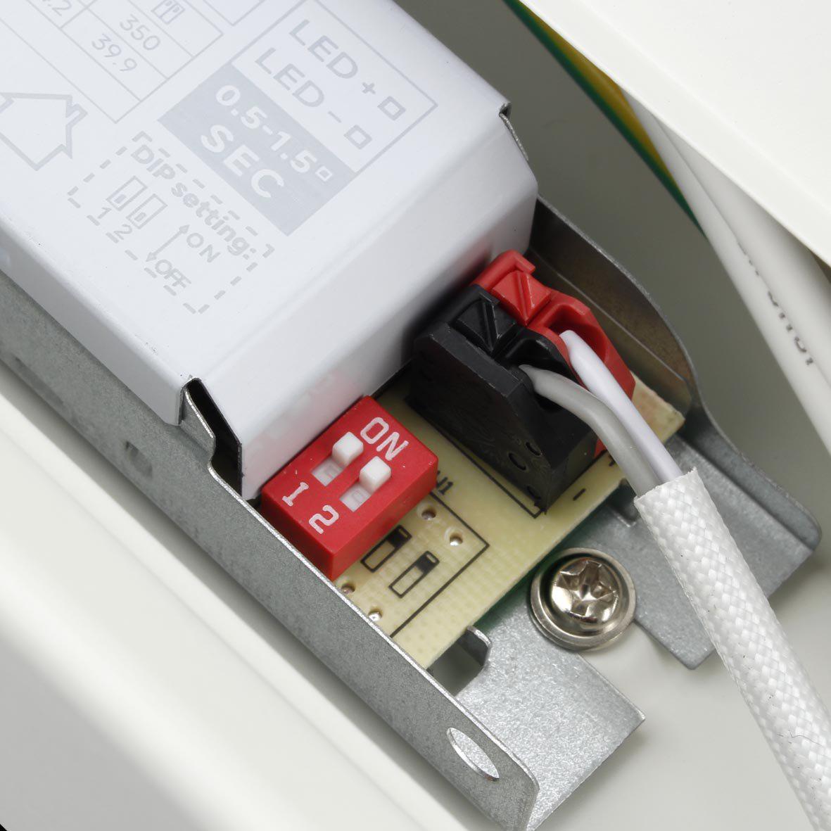 Liny Basic 3000K 130cm Vit från Designlight - Liny Basic &auml;r en robust och energieffektiv industriarmatur med LED-teknik, framtagen f&ouml;r allm&auml;nbelysning i industri- och verksamhetsmilj&ouml;er d&auml;r ett varmvitt ljus &ouml;nskas.