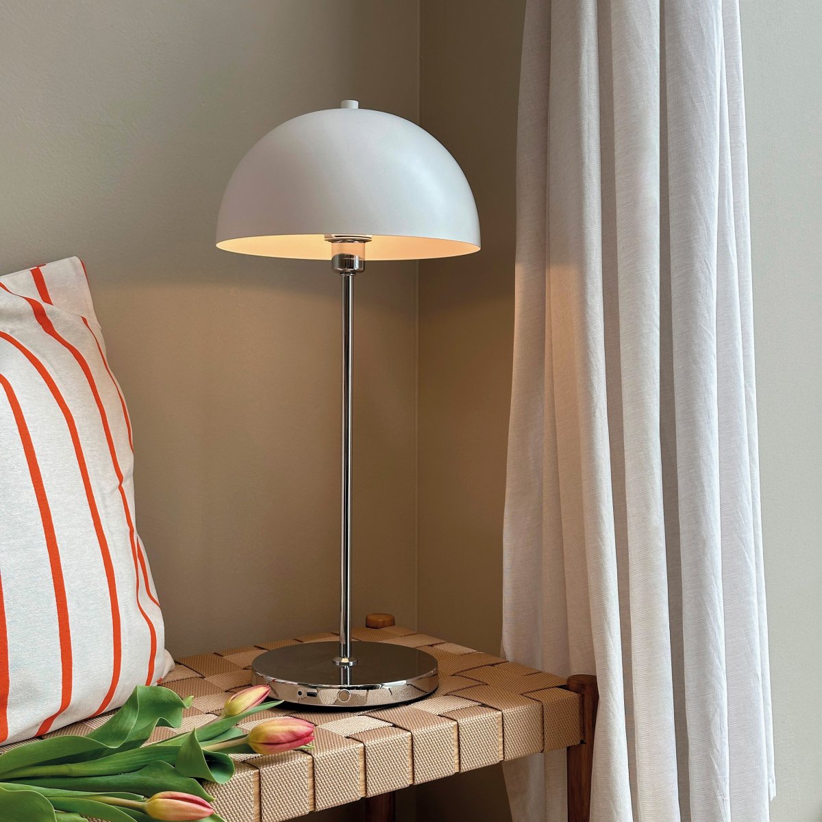 Lago 55cm Krom portabel från Dyberg Larsen - Den kan anv&auml;ndas b&aring;de inomhus och utomhus och har en batteritid p&aring; upp till &aring;tta timmar per laddning.