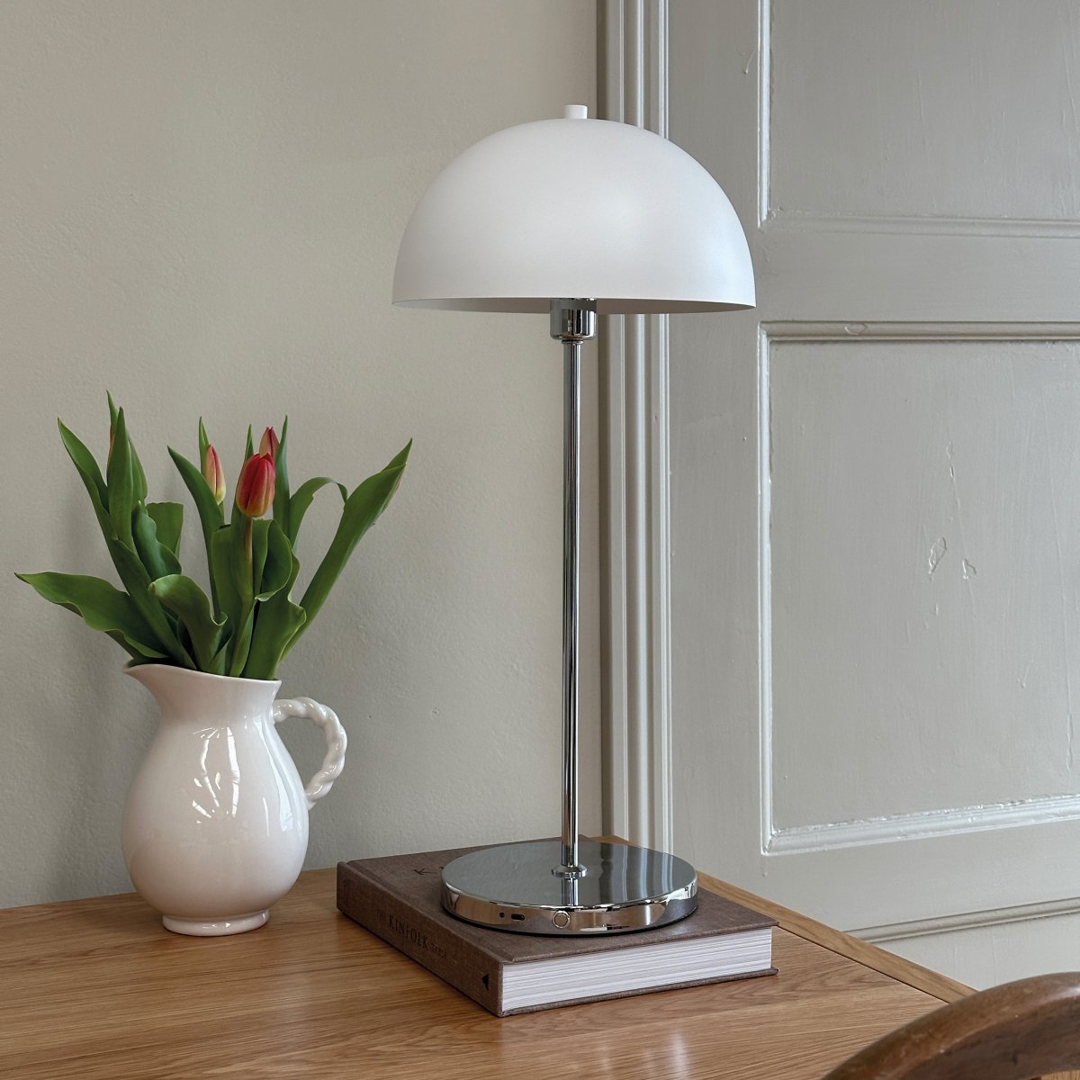 Lago 55cm Krom portabel från Dyberg Larsen - Den kan anv&auml;ndas b&aring;de inomhus och utomhus och har en batteritid p&aring; upp till &aring;tta timmar per laddning.