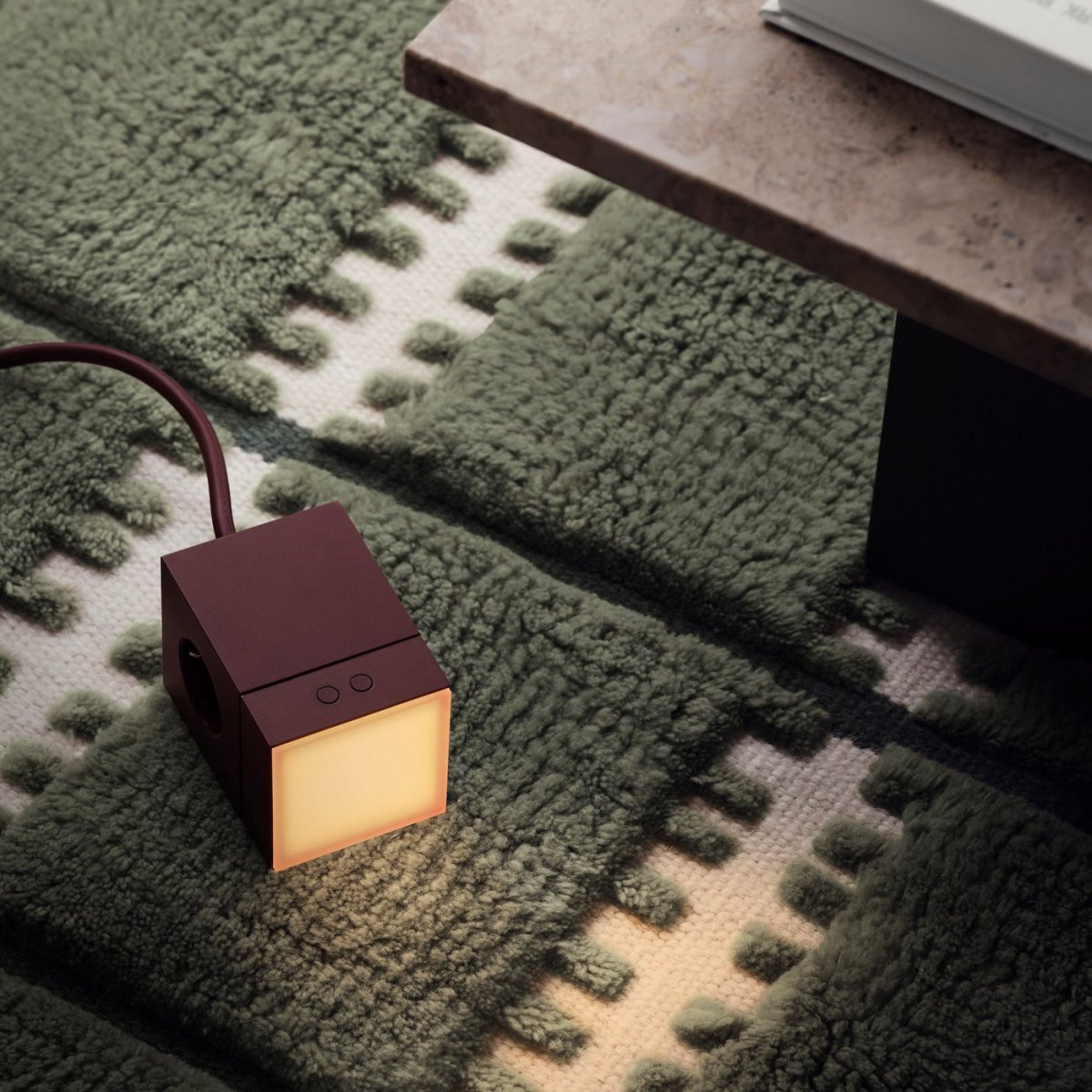 LAMP 1 - EU Vinröd från Avolt - Denna smidiga lilla lampa ansluts direkt i v&auml;gguttaget (230V) och passar perfekt som exempelvis nattlampa eller st&auml;mningsbelysning i hall, sovrum eller andra utrymmen d&auml;r du vill ha ett mjukt ljus.