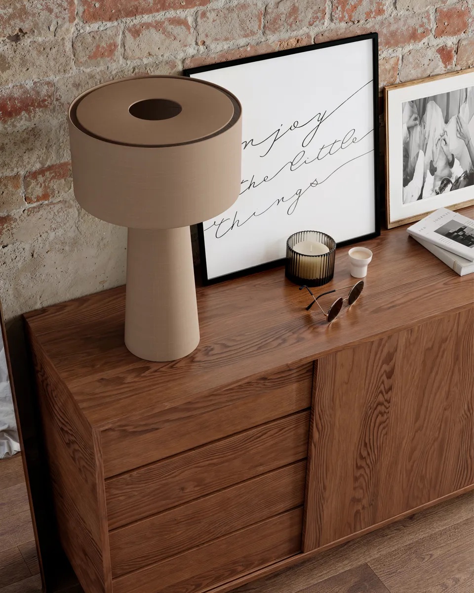 Linum 50cm Beige bordslampa från By Rydéns - Linum &auml;r en stilren och dekorativ bordslampa i beige linne som skapar ett mjukt och harmoniskt uttryck i hemmet.