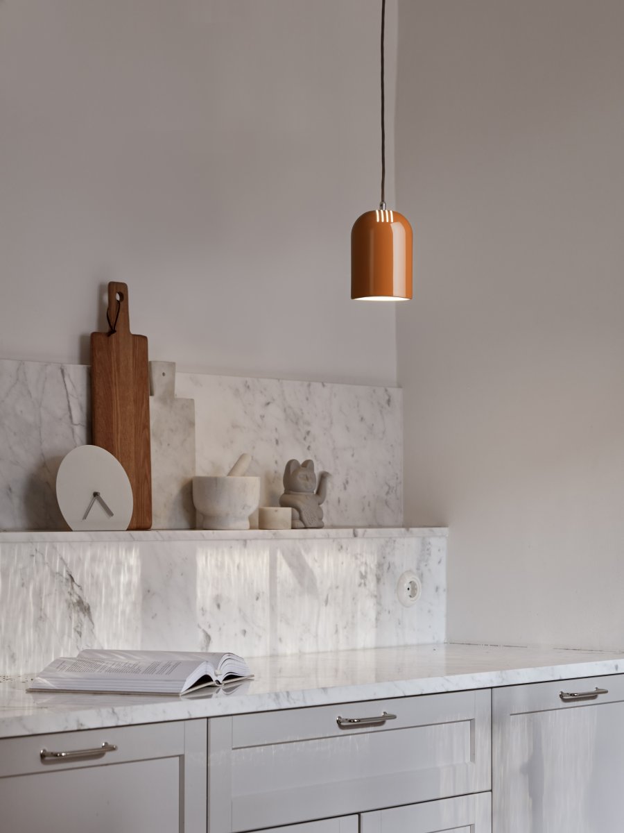 Lennon Ø12 Mörk orange fönsterlampa från CO Bankeryd - Lampan kan h&auml;ngas ensam &ouml;ver en arbetsb&auml;nk i k&ouml;ket, i ett f&ouml;nster eller i grupp &ouml;ver matbordet.