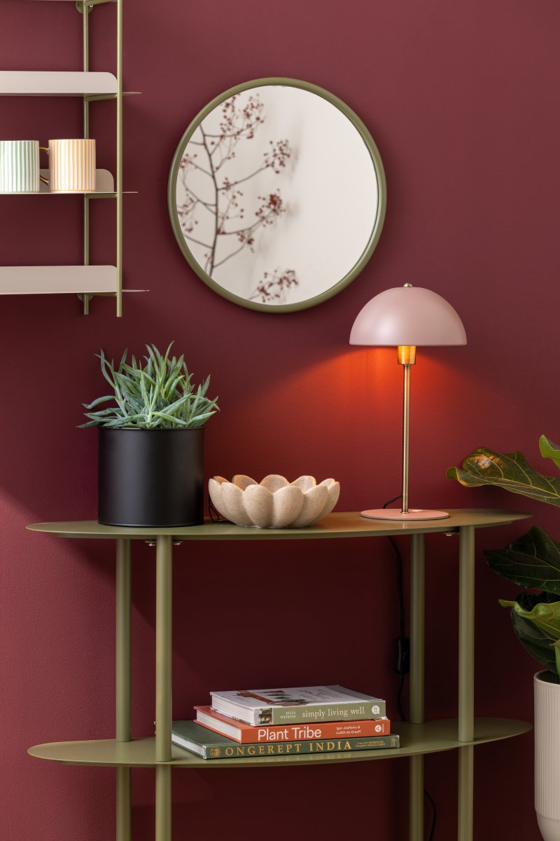 Bonnet 40cm Rosa bordslampa från Leitmotiv - Den puderrosa sk&auml;rmen tillsammans med eleganta m&auml;ssingsdetaljer skapar ett stilrent och trendigt uttryck, samtidigt som lampan sprider ett varmt och behagligt ljus.