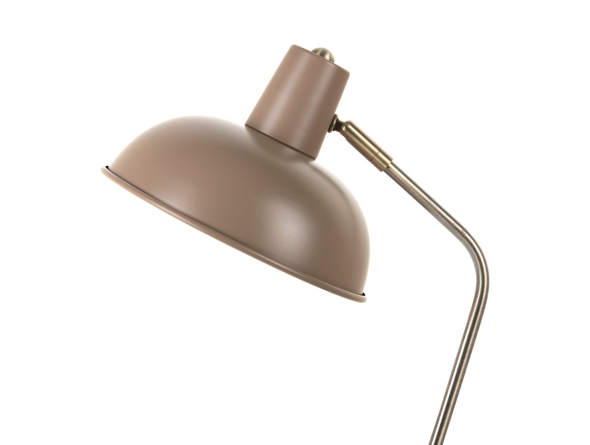 Hood 38cm Brun skrivbordslampa från Leitmotiv - Den r&ouml;rliga sk&auml;rmen med vit insida ger en j&auml;mn och behaglig ljusspridning, perfekt f&ouml;r l&auml;sning eller arbete.