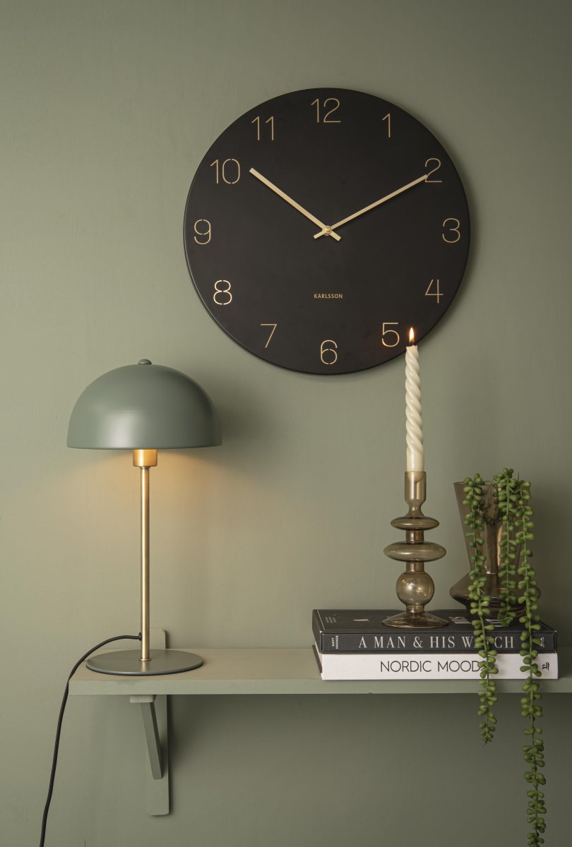 Bonnet 40cm Grön bordslampa från Leitmotiv - Den dova gr&ouml;na sk&auml;rmen tillsammans med eleganta m&auml;ssingsdetaljer skapar ett stilrent och trendigt uttryck, samtidigt som lampan sprider ett varmt och behagligt ljus.