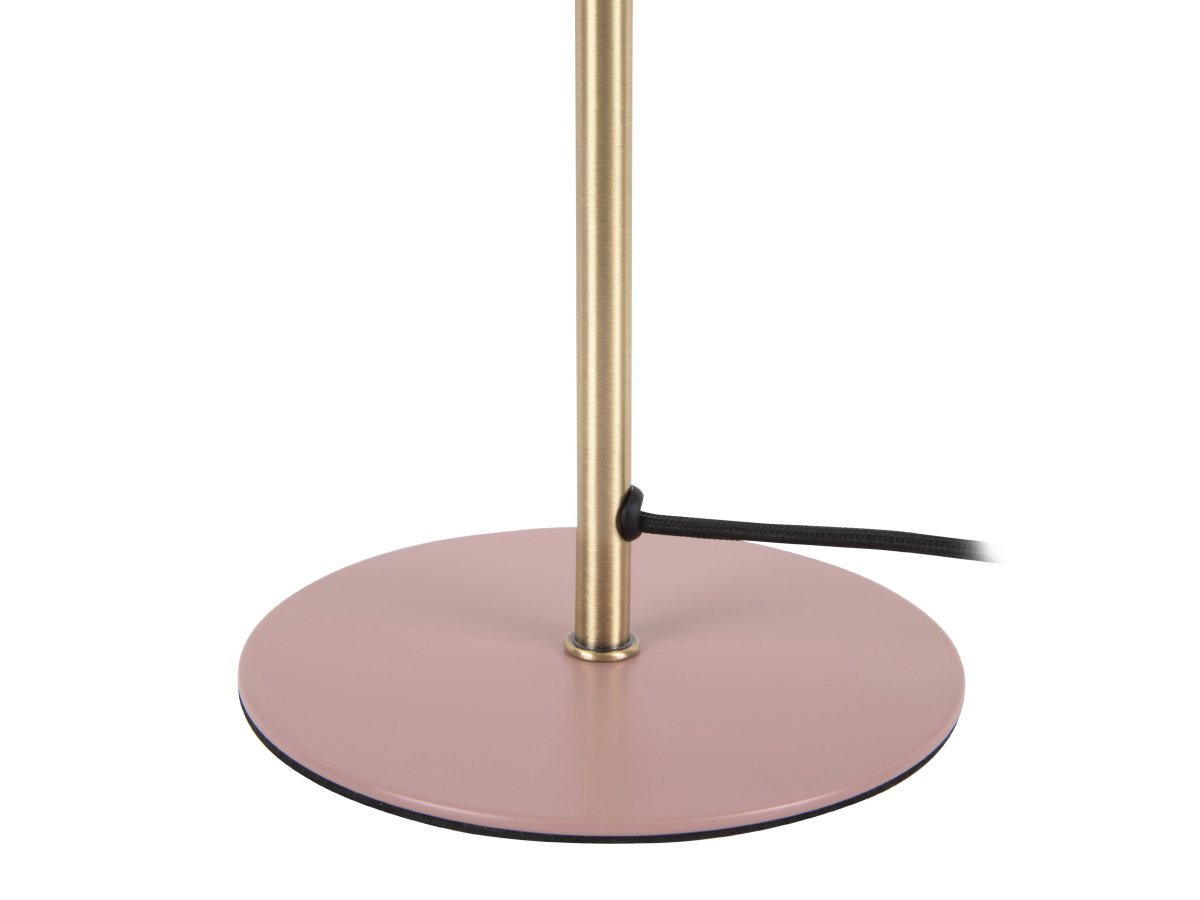 Bonnet 40cm Rosa bordslampa från Leitmotiv - Den puderrosa sk&auml;rmen tillsammans med eleganta m&auml;ssingsdetaljer skapar ett stilrent och trendigt uttryck, samtidigt som lampan sprider ett varmt och behagligt ljus.