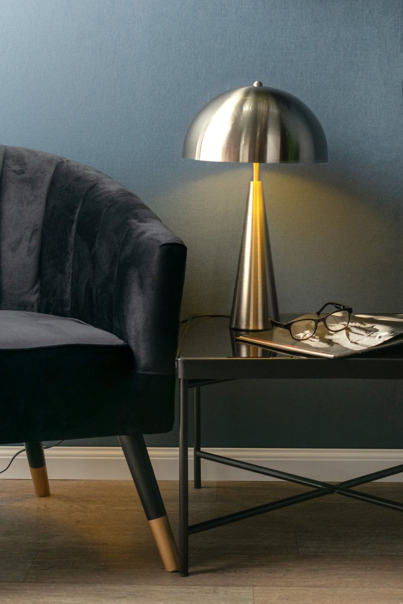 Sublime 50cm Borstad stål bordslampa från Leitmotiv - Den borstade st&aring;lfinishen ger ett elegant och sofistikerat uttryck som passar i m&aring;nga typer av inredningar.