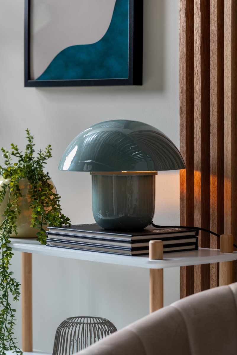 Mushroom 25cm Blå bordslampa från Leitmotiv - Lampans kupa skapar ett bl&auml;ndfritt ljus och riktar ljuset ned&aring;t, vilket ger en behaglig och st&auml;mningsfull belysning.
