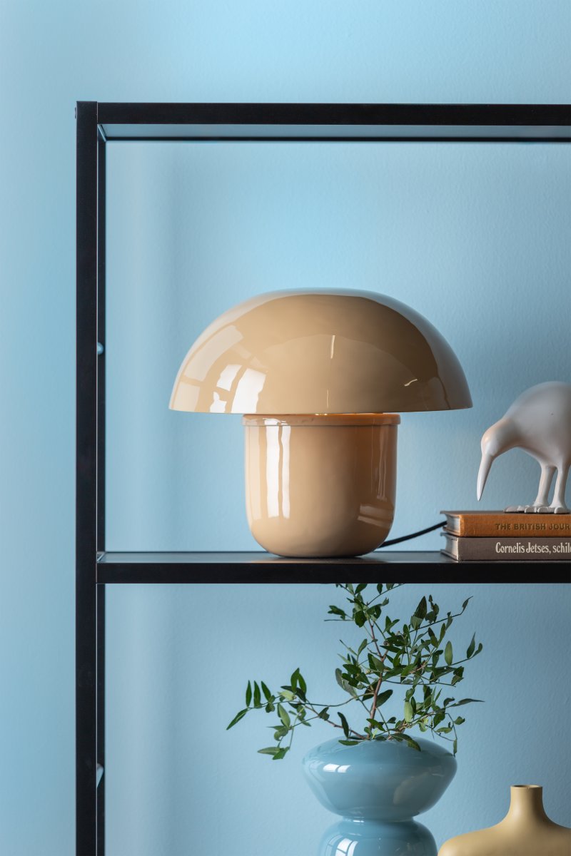 Mushroom 25cm Beige bordslampa från Leitmotiv - Lampans kupa skapar ett bl&auml;ndfritt ljus och riktar ljuset ned&aring;t, vilket ger en behaglig och st&auml;mningsfull belysning.