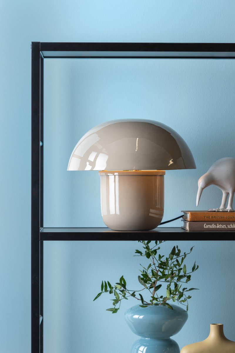 Mushroom 25cm Greige bordslampa från Leitmotiv - Lampans kupa skapar ett bl&auml;ndfritt ljus och riktar ljuset ned&aring;t, vilket ger en behaglig och st&auml;mningsfull belysning.