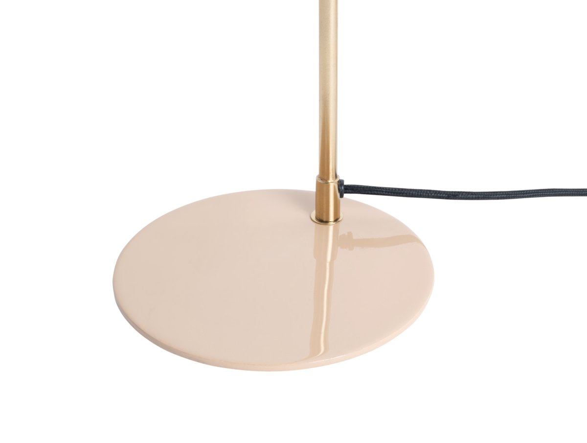 Smart 56cm Beige skrivbordslampa från Leitmotiv - Den blanka, emaljerade finishen i mjuk beige nyans tillsammans med eleganta gulddetaljer ger lampan ett unikt och i&ouml;gonfallande uttryck.