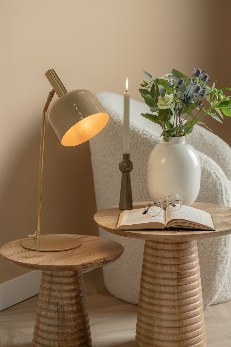 Smart 56cm Beige skrivbordslampa från Leitmotiv - Den blanka, emaljerade finishen i mjuk beige nyans tillsammans med eleganta gulddetaljer ger lampan ett unikt och i&ouml;gonfallande uttryck.