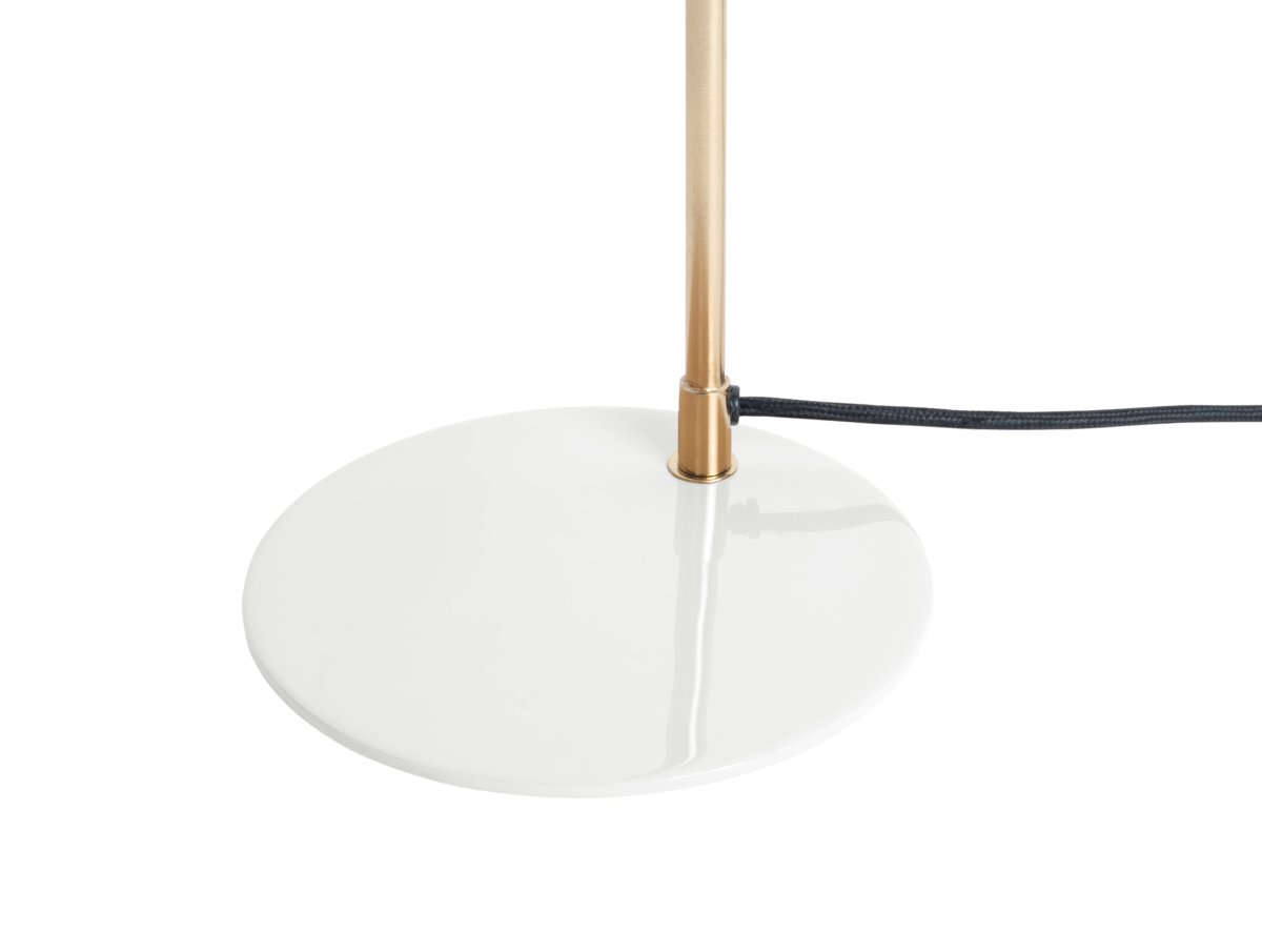 Smart 56cm Vit skrivbordslampa från Leitmotiv - Den blanka, emaljerade finishen i vit f&auml;rg tillsammans med eleganta gulddetaljer ger lampan ett unikt och i&ouml;gonfallande uttryck.