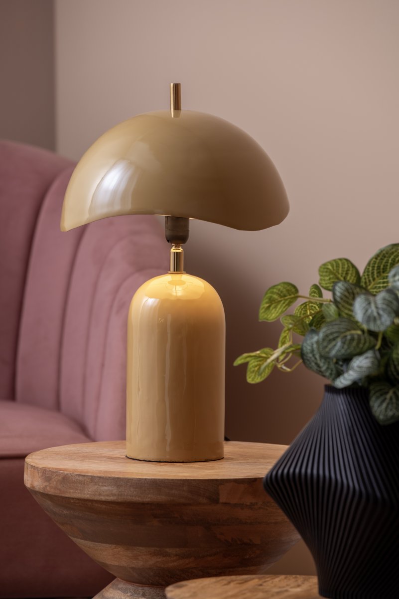 Querido 40cm Gul bordslampa från Leitmotiv - Tillverkad i metall med en blank honungsgul finish och detaljer i guldfinish, blir den ett stilfullt inslag i hemmet.