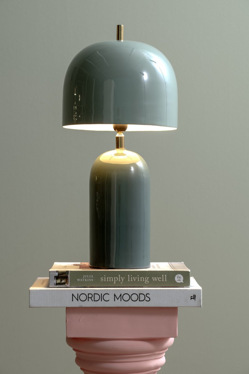 Rico 43cm Blå bordslampa från Leitmotiv - Lampfoten i en dov jeansbl&aring; nyans kombineras med en ljusare bl&aring; sk&auml;rm, vilket skapar en mjuk och modern kontrast.