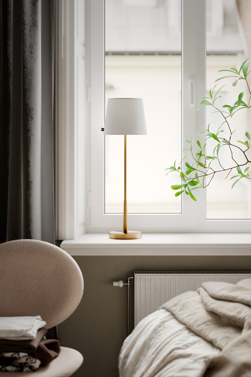 Lumi 68cm Guld bordslampa från By Rydéns - Kombinationen av vit sk&auml;rm som ger fin ljusspridning och lampfoten i m&auml;ssing bidrar med en elegans till rummet.