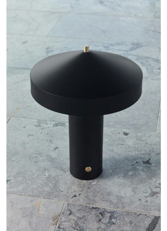 Hatto 40cm Svart bordslampa från OYOY - Lampan &auml;r en del av den popul&auml;ra Hatto-serien och finns i flera moderna f&auml;rger.