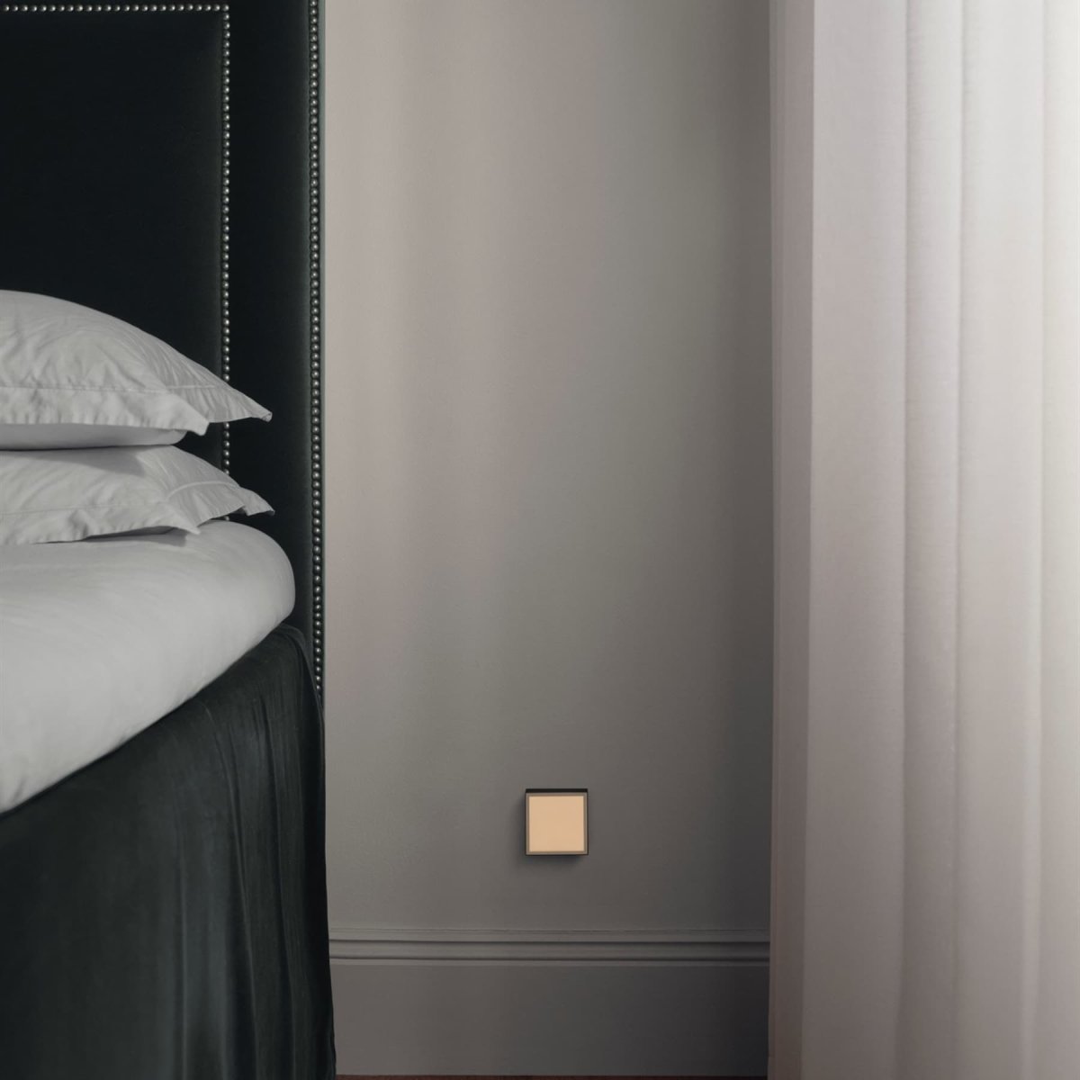 LAMP 1 - EU Svart från Avolt - Denna smidiga lilla lampa ansluts direkt i v&auml;gguttaget (230V) och passar perfekt som exempelvis nattlampa eller st&auml;mningsbelysning i hall, sovrum eller andra utrymmen d&auml;r du vill ha ett mjukt ljus.