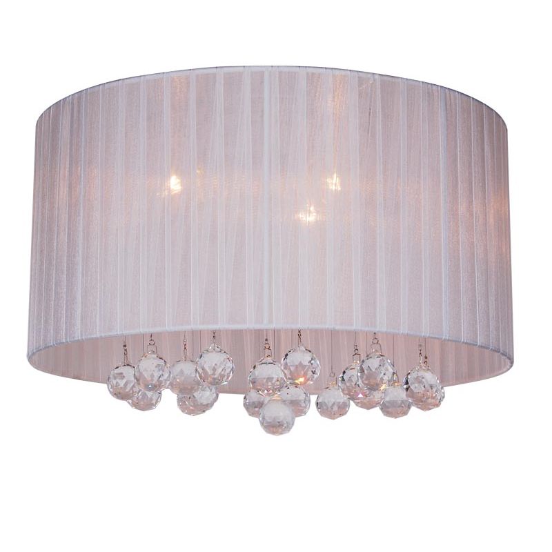 Mamma Ø40 Vit plafond från K-fab - Lampan har en sk&auml;rm i genomskinlig vit textil som ger ett mjukt och inbjudande ljus, medan de h&auml;ngande prismorna under sk&auml;rmen reflekterar ljuset p&aring; ett magiskt s&auml;tt och skapar en st&auml;mningsfull atmosf&auml;r.